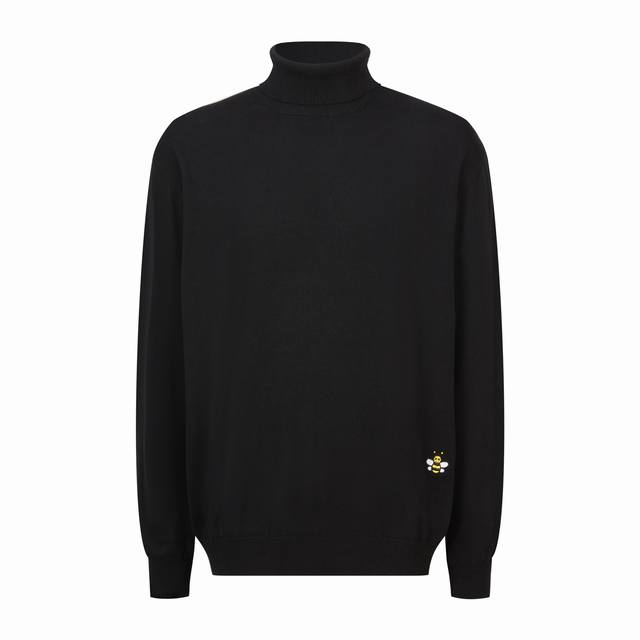 Dior 小蜜蜂刺绣高领打底针织衫面料：采用75%羊绒，25%棉。该款面成衣上身带有一定的保暖效果与上身柔顺感。工艺：刺绣采用3D立体刺绣，进口机器绣出效果完美