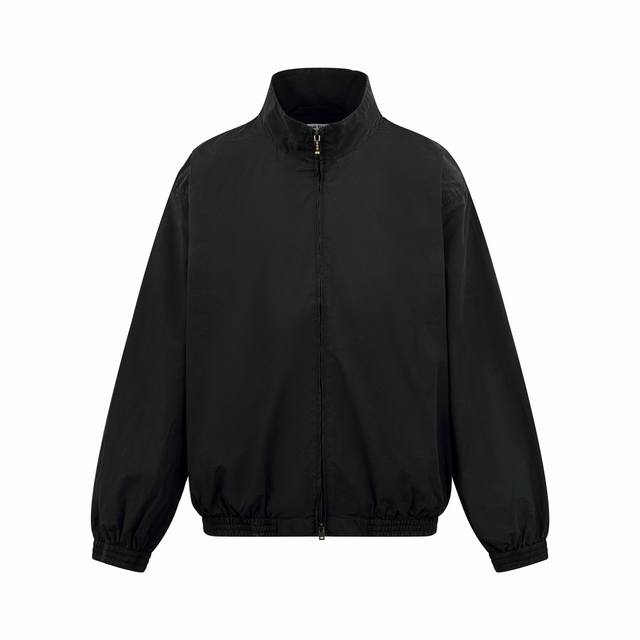 Acne Studios 撞色徽标拉链夹克定制幻光雅棉细织绸 柔软丝滑 舒适贴肤 以做旧黑为色调 那不经意间晕染的做旧效果 邂逅复古情怀载体 幅饰以同质化展示