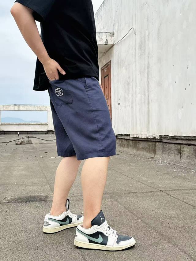 D软黄金天丝亚麻混纺藏青休闲短裤 被问爆的夏日宝藏短裤！小Pr藏青休闲短裤，75天丝+25亚麻软黄金混纺，把“透气、凉爽、高级”焊在裤上，夏天穿它，舒适度直接拉
