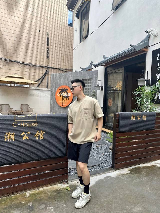 G卡其小腰带字母短袖T恤 男女通吃的时尚王炸 经典基因，一眼Guc**。标志性标识：胸前小腰包上，Gu**字母搭配经典红绿织带，辨识度拉满 。简约卡其底色，让标