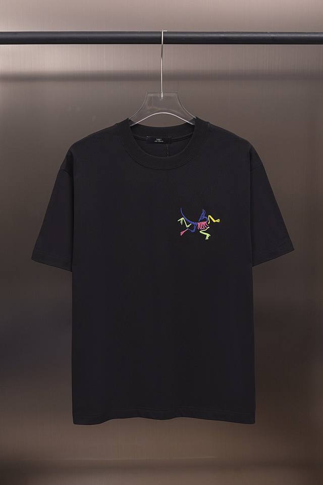 Arc'teryx 2025Fw新款 幻彩发泡印花短袖 采用高克重定制双纱纯棉 做工面料细节都无法挑剔 印花采用进口浆料 高品质 男女同款 Size: S M