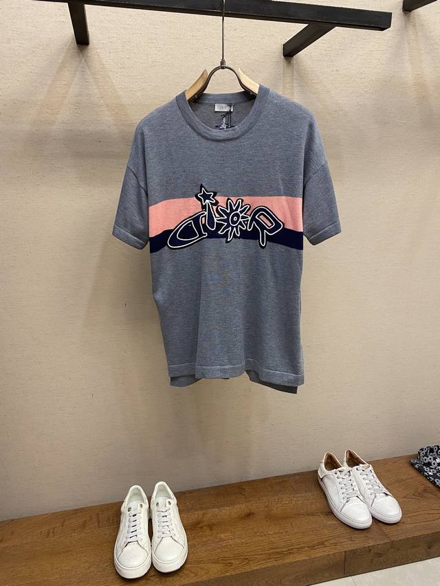 Dior、太阳花毛织短袖 官网价格P20770 P 毛料订染40支羊绒混纺纱线，纱线毛料对Yb染色，灰色 蓝色 粉色，运用14针进口斯托尔毛织机，单件耗时280