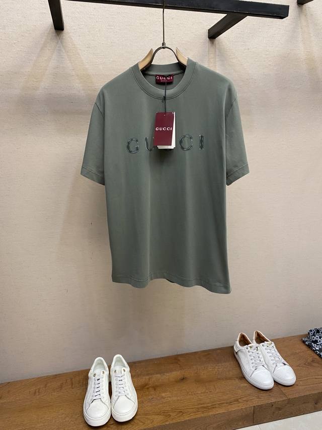 Gucci， 复刻 G家G*Cci 森林绿重磅成衣炒色棉质半袖T恤 这款T恤以森林绿重磅针织棉匠心打造，缀饰Gu*Ci标识印花，尽释别样风韵。 建议干洗或反面包