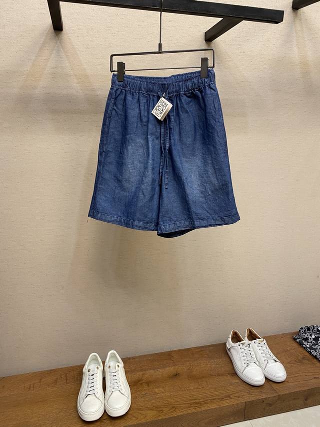 Loewe，老钱风轻磅11安水洗蓝牛仔短裤 松紧系绳 背面饰有 L*Ewe 压纹皮革贴片宽松版型好酷，搭配Leggings穿也妥妥哒 洗涤方式：建议反面包裹洗衣
