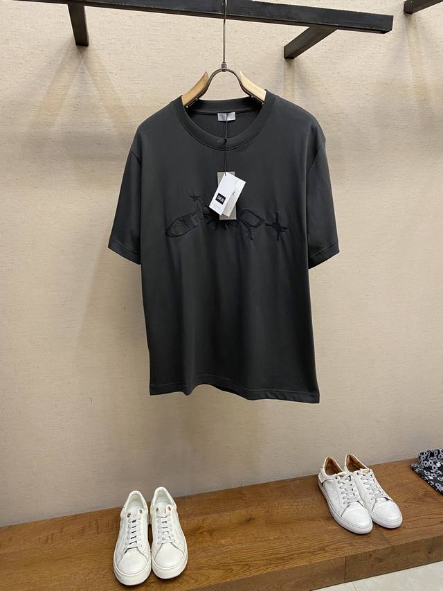 Dior、 复刻 2025早秋系列这款 T 恤是二零二五秋季男装系列新品，来自 Dio* And Lewis Hamilton 限定系列。采用白色棉质平纹针织面