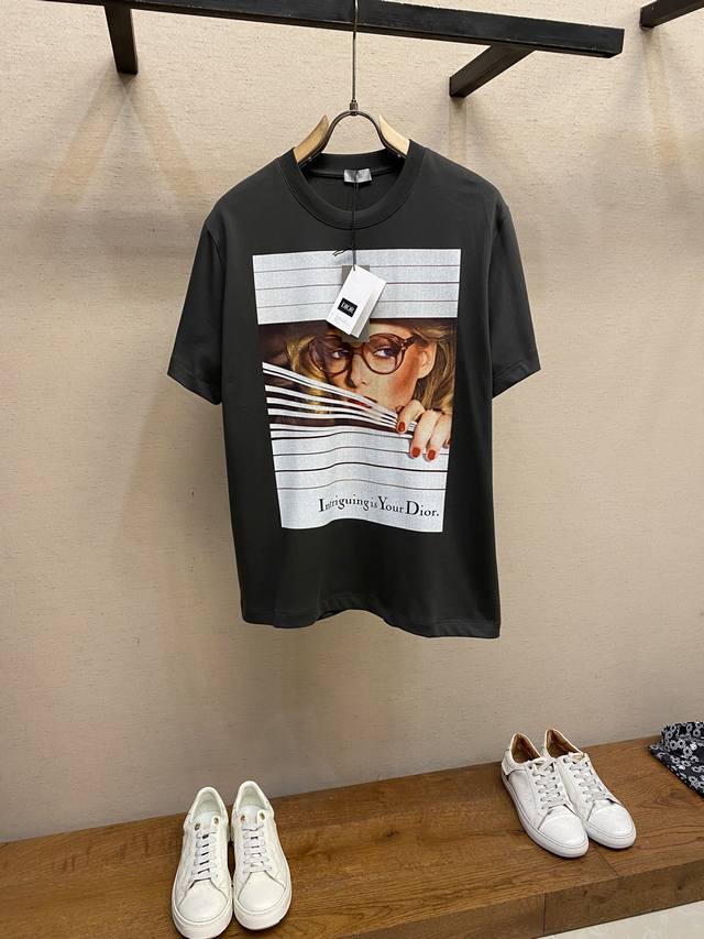 Dior、 复刻 2025早秋系列这款 Dio* HéRitage T 恤是二零二五秋季男装系列新品，灵感源自 1980 年代的美学风格。采用棉质平纹针织面料精