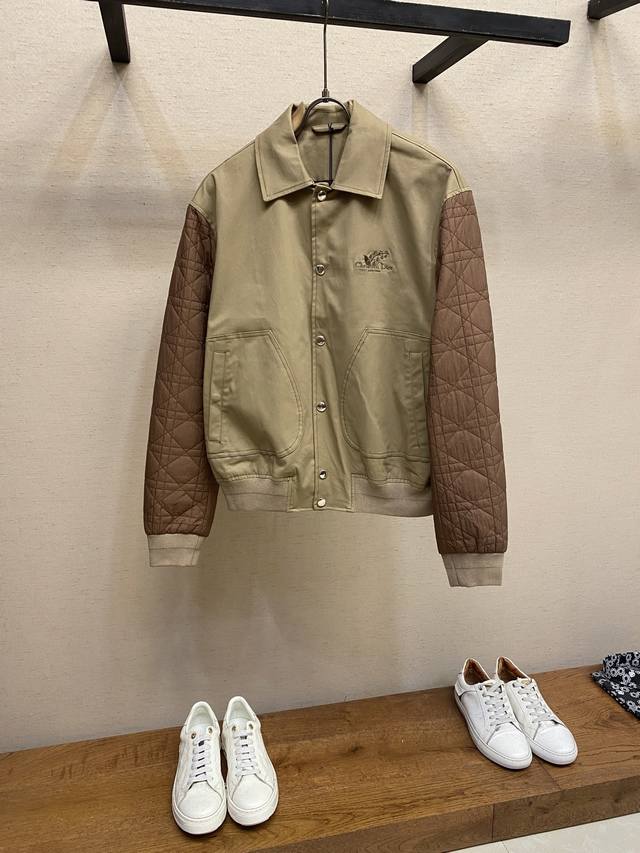 Dior，Cd*2025早秋新品夹克外套，前幅蓝铃花刺绣，双面开合扣子，水洗辅料1：1定做，提花螺纹定织定染，绗绣拼接棉袖，涂层工艺锁温不飞毛。整个做工挺细求精