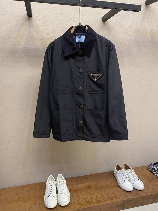 Prada 大徽章 按扣衬衫夹克外套，宽松体常规设计裁剪，兼具个性时尚范儿，聚酰胺锦纶纤维面料，称为再生尼龙面料，极为细腻的油润质感．高弹性回复效果，抗皱防风防