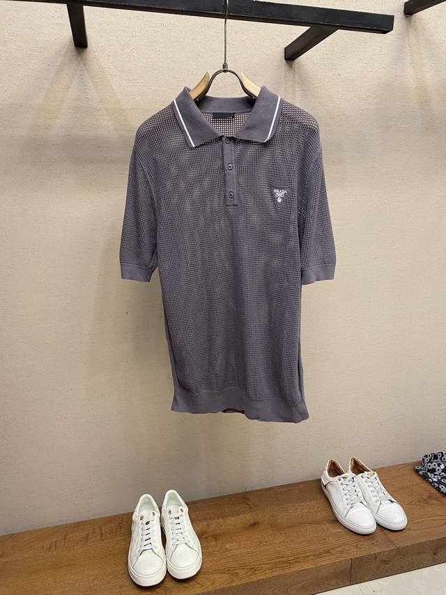 Prada， 丝棉混纺网眼Polo衫本款Polo衫采用丝质和棉质混纺纱制成，以细致的网眼针织工艺，彰显运动风范和精致魅力。设计轻盈优雅，前胸点缀刺绣徽标，为经典