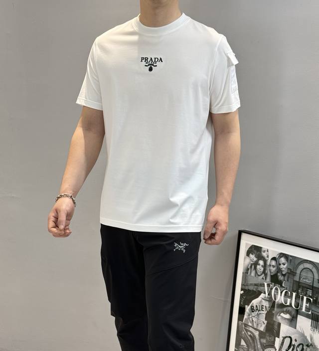 特P10白色：S-4Xl码数多～Prad*普拉达25S春夏新款T恤！超级空间感圆领短袖，基础款推荐！手臂口袋设计.经典三角皮标.胸口部位3D精致Prada绣花.