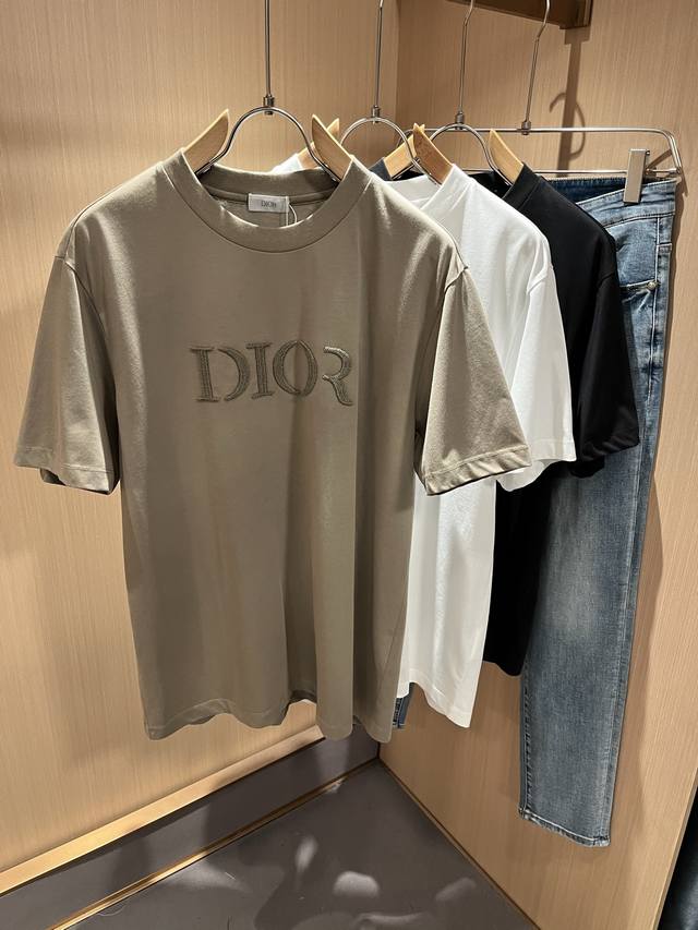 Dio*迪家 2025春夏新款男女同款短袖T恤，专柜同步发售！定制专属260克纯棉面料，定制原版工艺螺纹，胸前Logo图案刺绣工艺设计！简约大方，从容百搭，档次