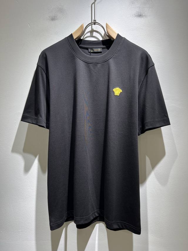 Versa*E 范*哲2025春夏新款男女同款情侣短袖T恤，潮流轻奢新品登场 原单复刻产物 高端品质 市场最高版本 米兰时装设计师款 先睹为快，独家现货发售；客