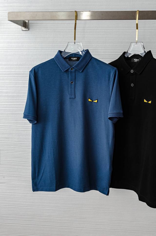 Fendi2025Ss春夏新款网眼珠地Polo衫，男士翻领商务休闲短袖Polo衫！商务休闲皆宜的百搭款式！此款Polo衫采用进口定织定染丝光网眼珠地棉布制成，采