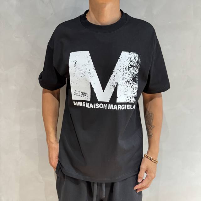 Mm6夏季短袖采用优质棉质面料，亲肤舒适！版型完美！百搭款！Logo设计别具一格，上身效果潮流时尚活力满满！码数：S-Xl高端货品
