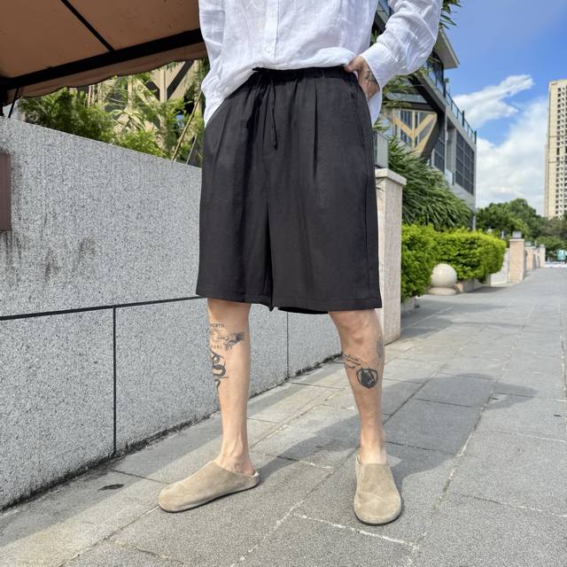 The Row夏季短裤采用优质面料铜氨丝，亲肤舒适！极简风，版型完美！百搭款！前幅Logo设计别具一格，上身效果潮流时尚活力满满！码数：M-Xl 高端货品 模特