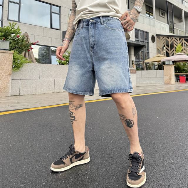 克罗心休闲牛仔短裤定制专柜顶级牛仔面料，上身超级有型，重工水洗，超级帅气十足！码数：M-3Xl 高端货品 模特185 150 上身Xl