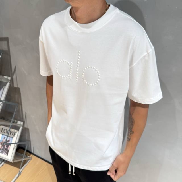 Alo夏季短袖采用优质棉质面料，亲肤舒适！版型完美！百搭款！Logo设计别具一格，上身效果潮流时尚活力满满！码数：S-Xl高端货品