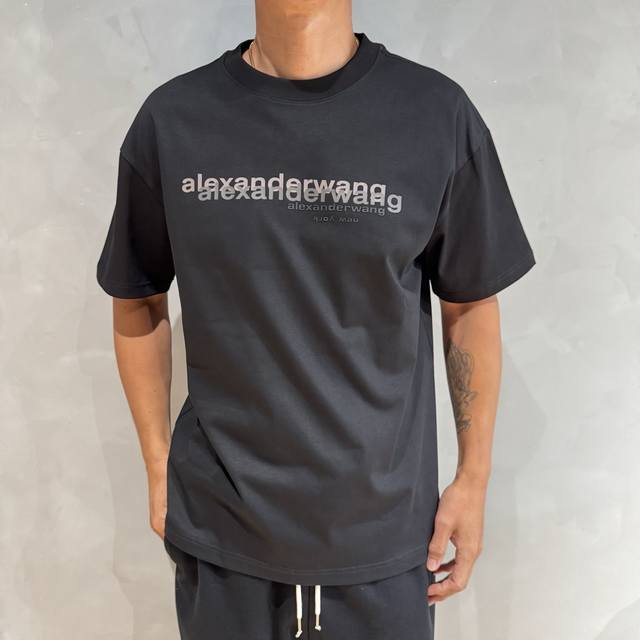 Alexander夏季短袖采用优质棉质面料，亲肤舒适！版型完美！百搭款！Logo设计别具一格，上身效果潮流时尚活力满满！码数：S-Xl高端货品