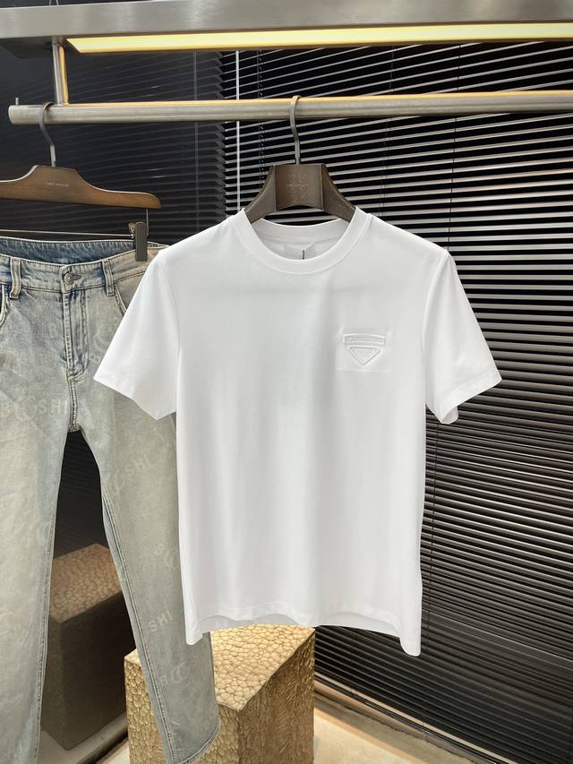 Prada- 普拉达 系列 Vip高级定制 2025新款短袖 百搭款式 任何人都可以轻松驾驭 面料全订制工艺 高定一等品丝光棉面料 面料手感柔软，上身舒适柔软