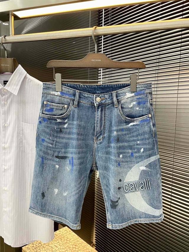 Cavalli- 卡瓦利 2025新款牛仔短裤 进口丹宁纯棉牛仔面料 色泽靓丽，时尚休闲 休闲版型 微弹力面料 随意百搭 久洗不变形 上身效果极佳。大方优雅的剪