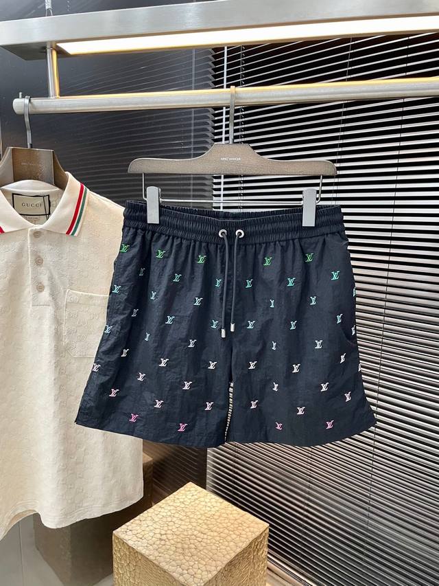 Louis Vuitton 路易威登 2025春夏新款渐变刺绣沙滩短裤，这款沙滩短裤选用科技面料塑造侧开衩设计，再以刺绣工艺赋予全幅 Lv 标识雅致渐变效果。L
