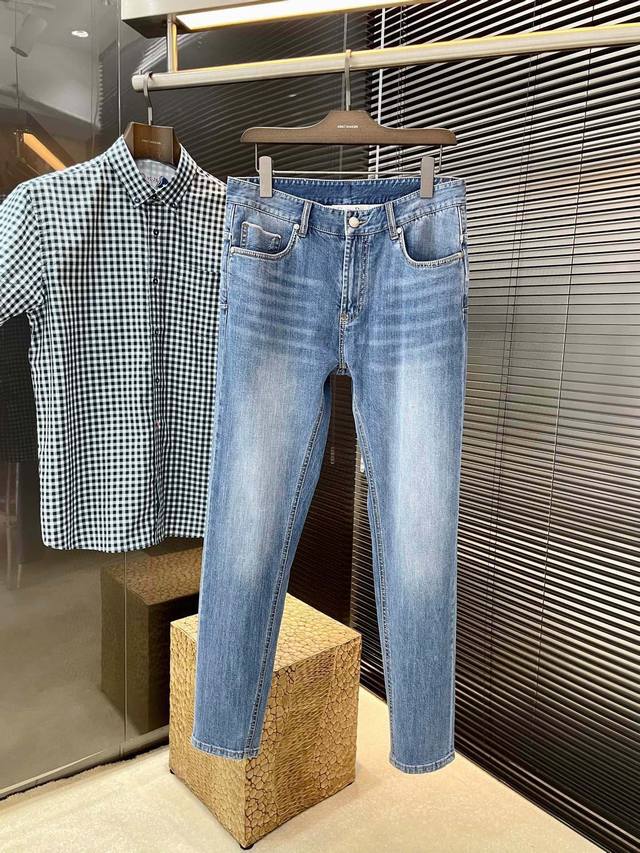 Dior- 迪奥 2025春夏季新款牛仔裤 进口意大利高定牛仔面料 时尚休闲 常规版型 微弹力面料 面料舒适柔软，突破常规牛仔的面料手感，不闷热，舒适感极佳。随