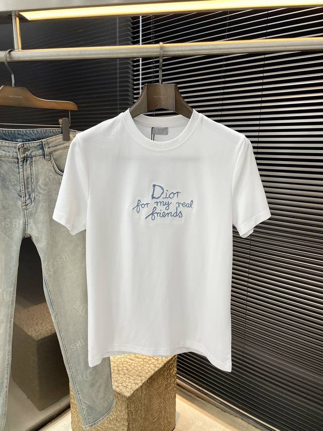 Dior- 迪奥 系列 Vip高级定制 2025新款短袖 百搭款式 任何人都可以轻松驾驭 面料全订制工艺 高定一等品丝光棉面料 面料手感柔软，上身舒适柔软 简约