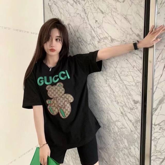 新款上新 独家爆款来袭2025最高版本Gucci绿熊贴布刺绣字母印花男女同款X短袖宽松圆领T恤绿熊元素！ 克、32支双纱纯棉面料 + 印花+ 进口机器刺绣专柜同
