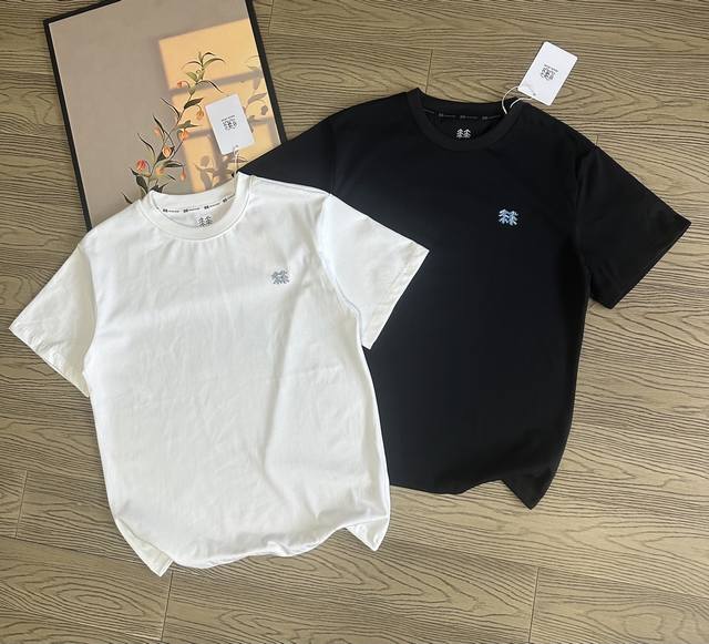 可隆Kolon Sport 泼墨艺术家联名短25Ss袖圆领T恤。 面料：采用40织双纱320克面料，原版1:1高克重，纯棉螺纹领口，宽松版型，做工细节做到极致，