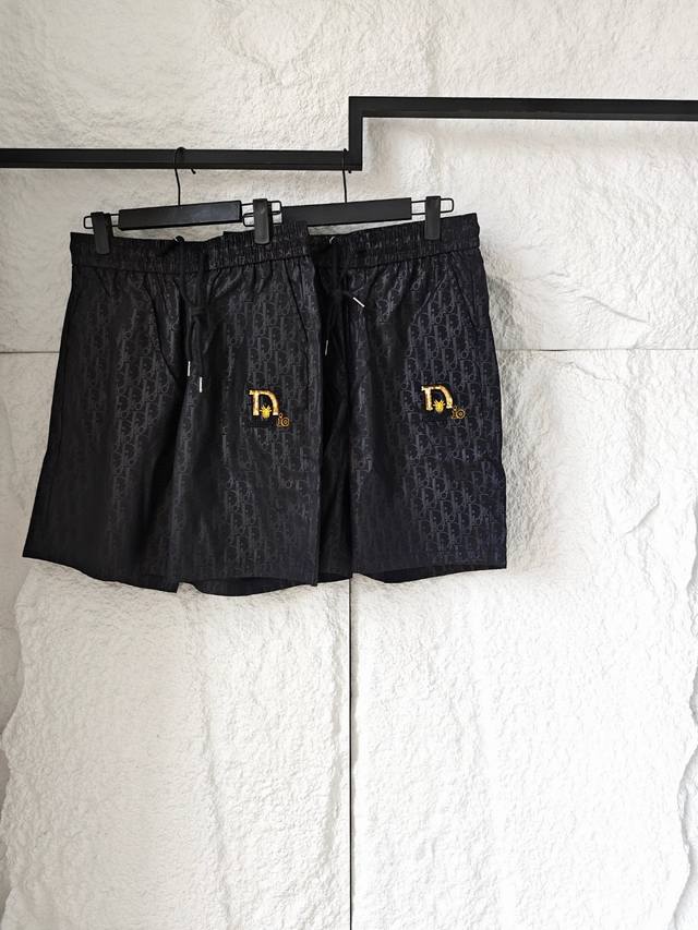 顶级版本 Dior迪奥 25Ss新款 老花复古满印字母轻薄短裤 暗夜流动的奢侈品密码满版Dior Oblique字母图腾化作流动的暗纹，金色亮片刺绣如匕首划破夜