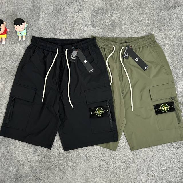 新款工装百搭宽松多口袋拉链速干短裤实拍图！Stone Island 石头岛工装百搭宽松多口袋拉链速干短裤 实拍图！ 面料采用高品质防风防水放紫外线 机能拉链设计