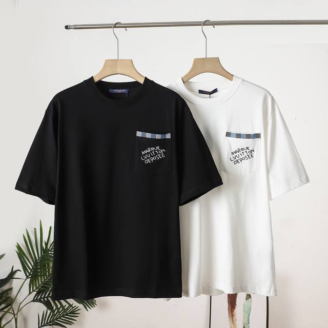 顶级复刻路易威登Louis Vuitton 新品口袋刺绣字母短袖简约而不简单潮人T恤短袖 驴牌25Ss春夏款T恤！经典字母短袖T恤！下摆双窄针平车，细节决定成败