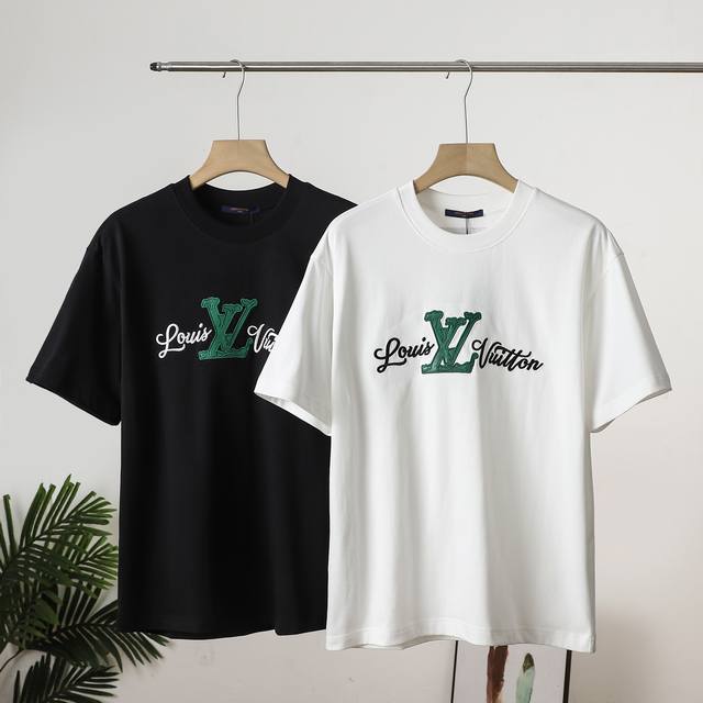 专柜还原顶级复刻版 Lv路易威登刺绣经典品牌Logo短袖T恤胸前万针刺绣字母与凸起的贴皮Lv Log的完美融合无丝毫不完美，经典品牌英文标志，搭配刺绣工艺，档次