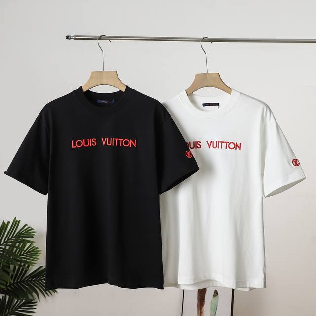 专柜还原顶级复刻版 Lv路易威登刺绣经典品牌Logo短袖T恤胸前万针刺绣，饱满的同时无丝毫不完美，经典品牌英文标志，搭配刺绣工艺，档次Up。。整体刺绣立体感十足