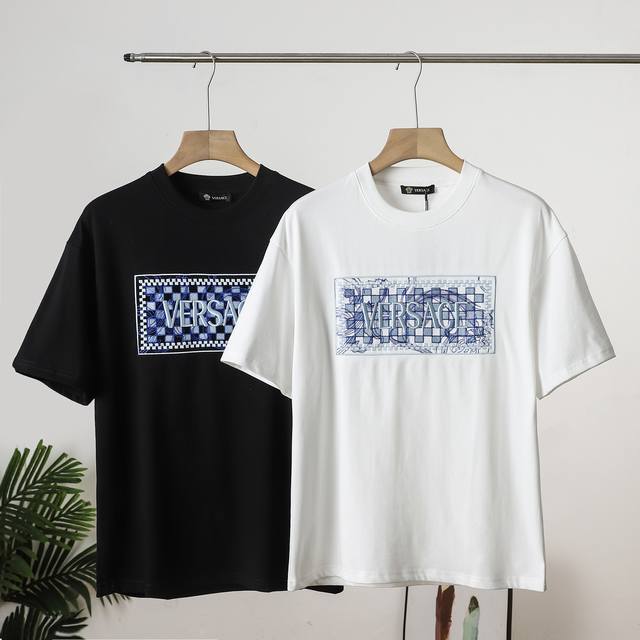 顶级品质Versace范思哲刺绣短袖T恤Yb购入打版，采用定制棉质面料，克重 G，水洗面料不缩水不变形。质感超棒，拿在手里就能感觉到沉甸甸的分量，不是那种轻飘飘