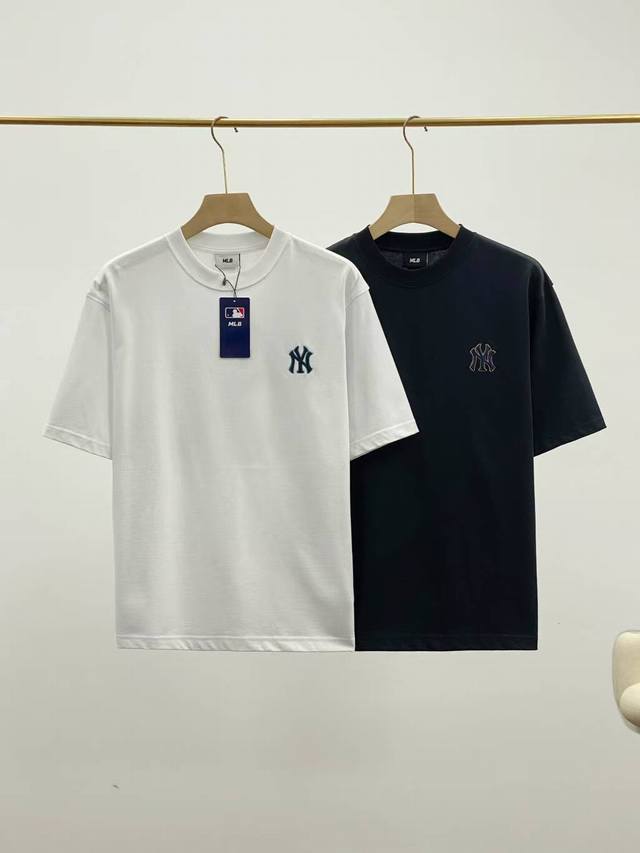 Mlb官方 男女老花大Logo短袖休闲圆领T恤25夏季新款。设计感满满，简约不简单，胸前刺绣小Logo低调炸街，后背大标张扬不羁，随意搭配时尚感拉满。颜色：黑色