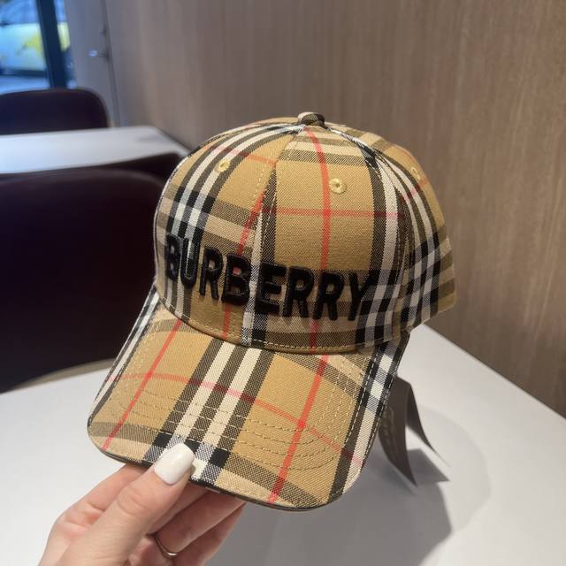 Burberry 巴宝莉棒球帽 给大家分享时尚、经典神器巴宝莉，千年不变的格子，却是很多人追捧的时尚 这款棒球帽咋看没什么吸引人的，试戴后就摘不下来了，整个人气