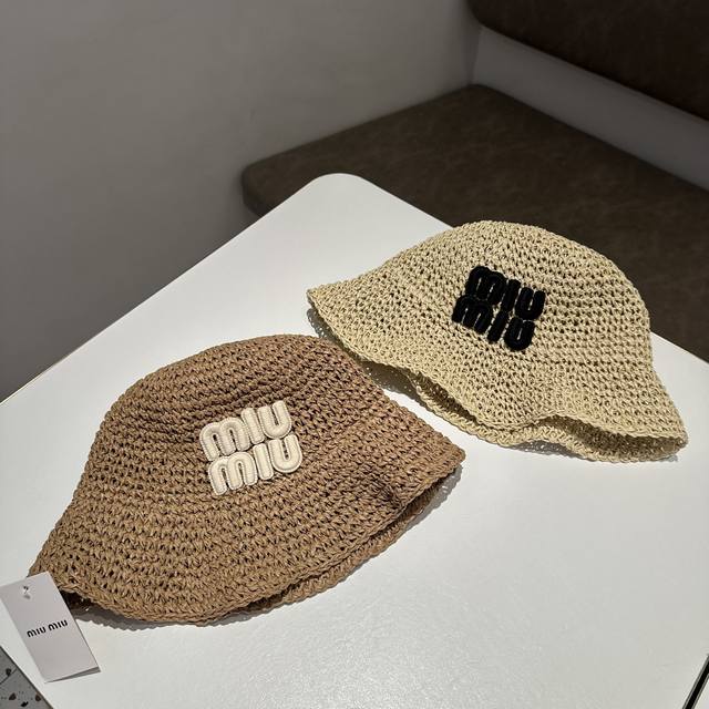 Miumiu编织镂空渔夫帽，帽型简直无可挑剔！3D编织工艺，采用一根纱线一织到底！清凉酷爽，不用担心帽子压塌发型，更不怕闷热，完全就是美貌和舒服兼得，平常可以在