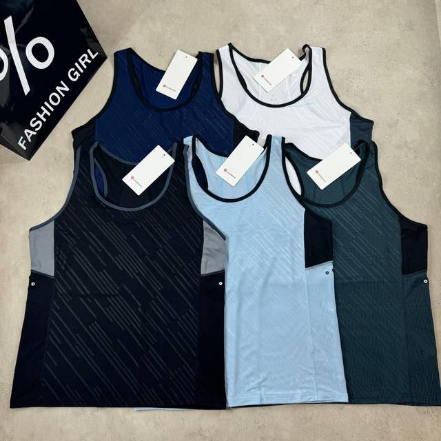 露露 Lululemon速干弹力无痕运动跑步背心面料：四面弹运动速干面料 轻薄 舒适设计亮点：拼接银光Logo 夜间跑步更安全背心速干透气轻薄舒适。健身跑步骑行