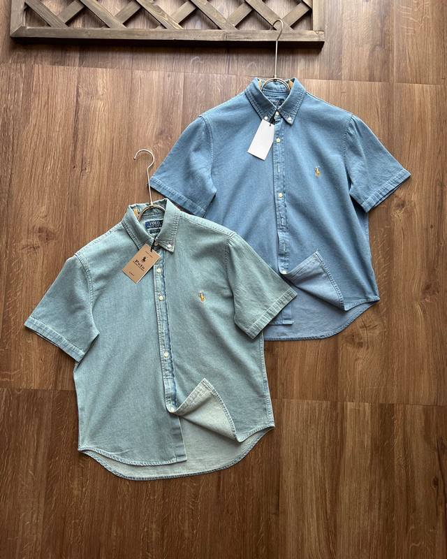 小马 Polo Ralph Lauren拉夫劳伦 彩马Logo 刺绣翻领牛仔短袖衬衫得物在售899，原版牛仔棉面料，手感柔软舒适，胸口彩马刺绣Logo小标，阔版