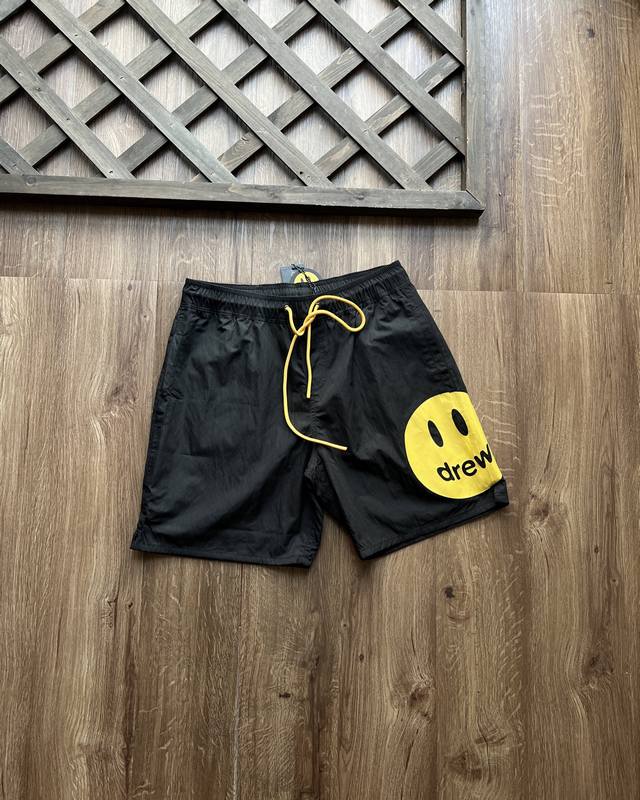 Drew House Mascot Pool Short Mascot 笑脸系列 Logo抽绳短裤 男女同款这款短裤是该品牌标志性的休闲单品之一，以街头风格和轻