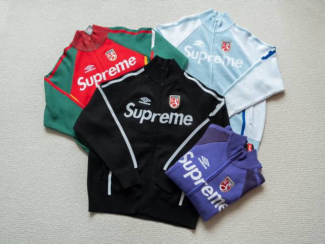 顶级潮品 全网顶级货 Supreme X Umbro Zip Up Sweater茵宝拉链针织毛衣外套 男女同款 颜色：红色 黑色 浅蓝 紫色- 尺码：S M