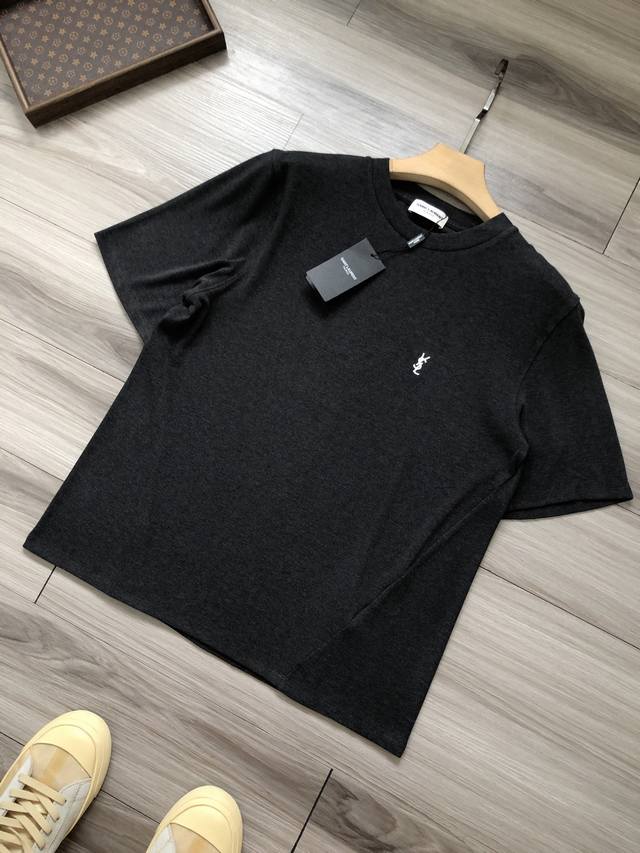 Saint Laurent 圣罗兰 简约老钱风 羊绒混纺 斜对称剪裁 徽标字母Logo刺绣 男女款圆领短袖半袖T恤.颜色：炭黑. 尺码：S M L Xl.材质：