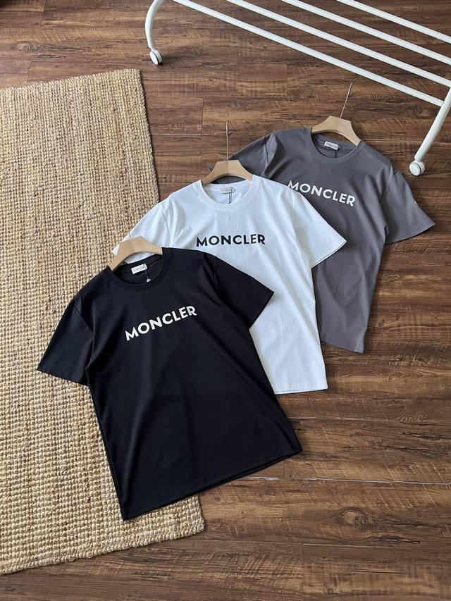 蒙口 Moncler盟可睐定制水溶棉面料，上身就知道什么叫质感天花板，比普通T恤多30%的密织工艺，就是暴力机洗十次，挺括感丝毫不减，像穿了层“抗皱铠甲，高定的
