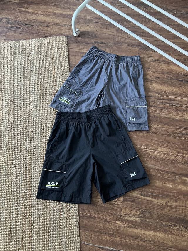 Helly Hansen 海丽汉森 Hh 25夏季男子运动休闲短裤。出口海外订单，数量非常稀少。经典的运动工装版型，宽松而不肥大。两侧斜插式口袋+腿部大口袋设计