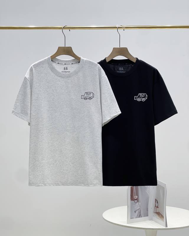 韩国专柜在售-可隆Kolon Sport 小汽车联名款后背大印花圆领字母印花合身直筒短袖T恤 男女同款面料：采用40织双纱320克面料，原版1:1高克重，纯棉螺