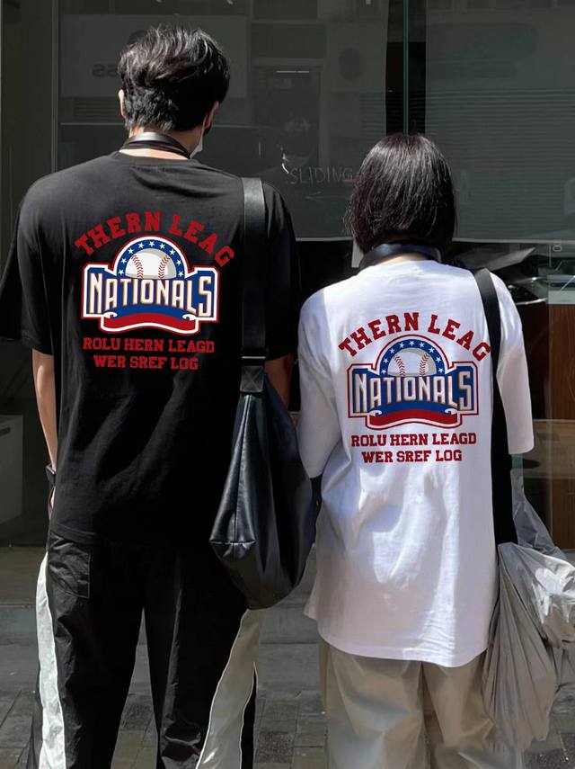 高品质Mlb Ny洋基队专柜同步前后棒球Logo联名款唐老鸭男女同款情侣短袖采用260克定制精梳棉，三针五线做工，领口包包边条，肩膀处内里带压条，做工面料细节都