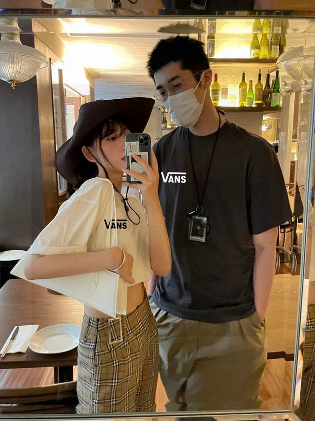 高品质Vans万斯专柜同步椰树沙滩落日联名系列印花情侣短袖采用260克定制精梳纯棉，领口定制螺纹不变形，三针五线做工，领口包包边条，肩膀处内里带压条，做工面料细