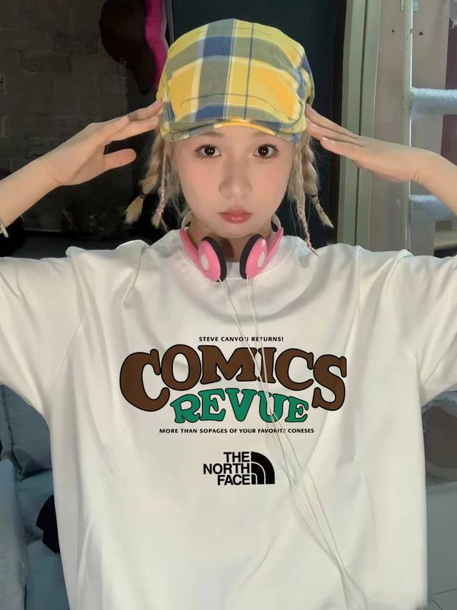 高品质Tnf北面联名款专柜同步胸前Logo字母联名款情侣款男女同款印花短袖采用260克定制精梳纯棉，三针五线做工，领口定制螺纹不变形，领口包包边条，肩膀处内里带