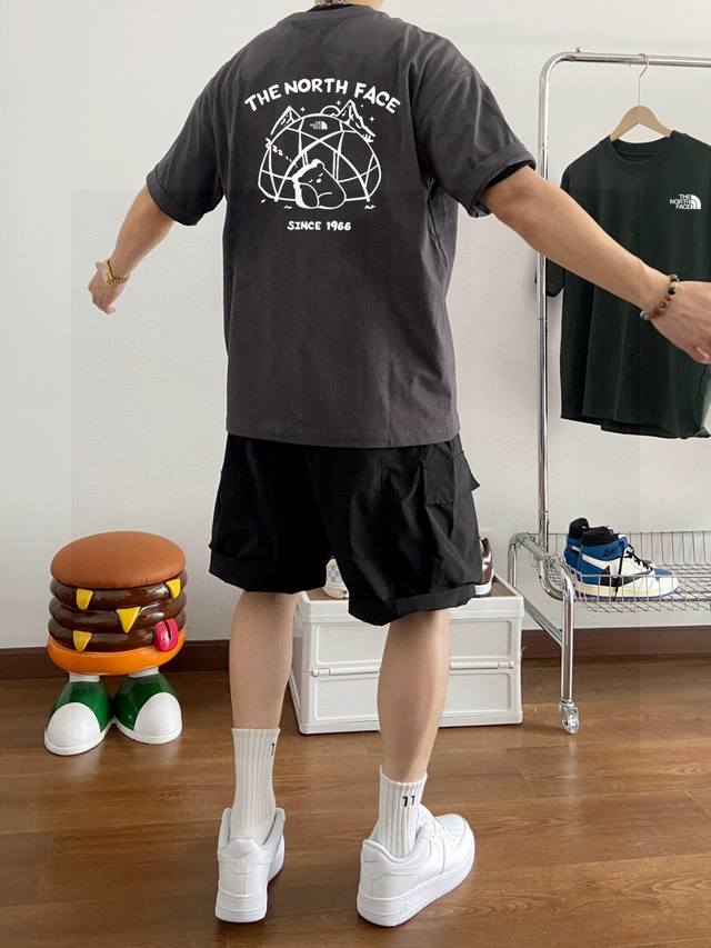 高品质北面Tnf专柜同款前后Logo小熊露营字母情侣印花男女同款情侣短袖采用260克定制精梳纯棉，三针五线做工，领口定制螺纹不变形，领口包包边条，肩膀处内里带压
